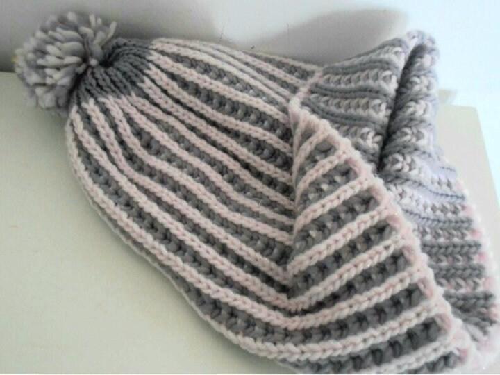 Chevron Pom Mütze Grau & Rosa Acrylwolle von AngelinaAccessories