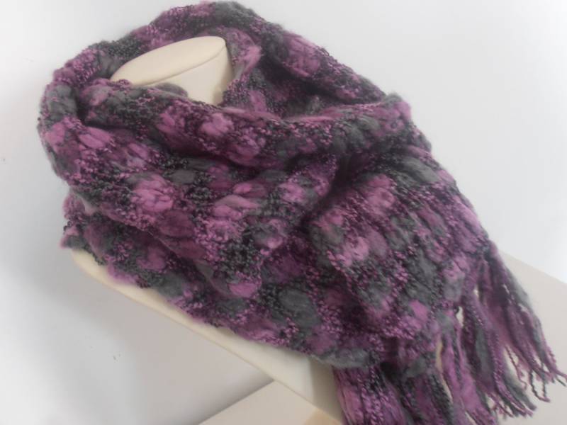 Lila Ombre Strickschal Langer Häkelschal, Winter-Halswärmer von AngelinaAccessories