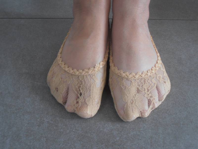 Beige Spitze Peep Toe Socken Stretch Blumen Füßchen von AngelinaAccessories