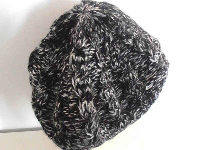 Schwarz Weiße Gestrickte Slouch Beanie Wintermütze Aus Wollmischung von AngelinaAccessories