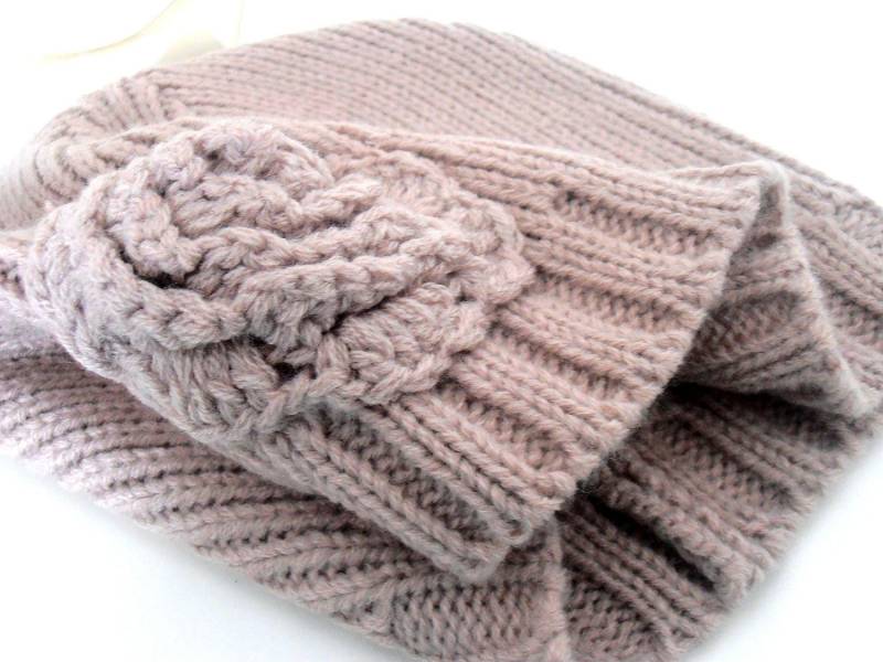 Taupe Blumen Strickmütze Wintermütze Gerippt von AngelinaAccessories