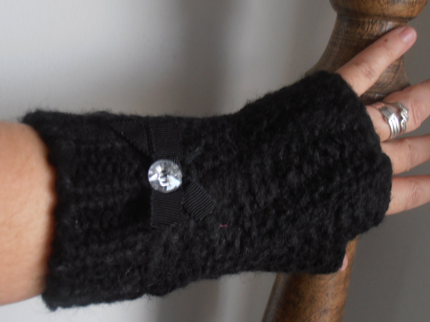 Schwarze Boucle Fingerlose Handschuhe Vintage-stil Wollhandschuhe Mit Kristallschleife von AngelinaAccessories