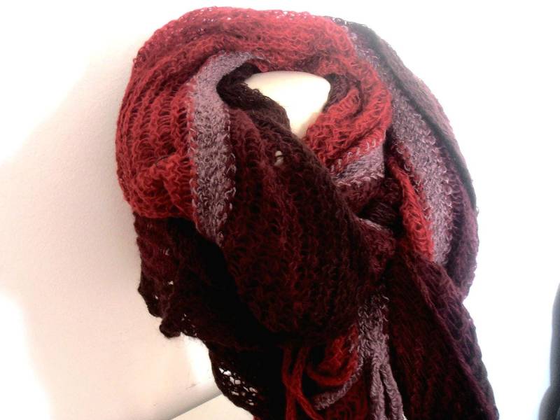 Weinroter Rüschenschal Gestrickter Boho-Häkelschal von AngelinaAccessories