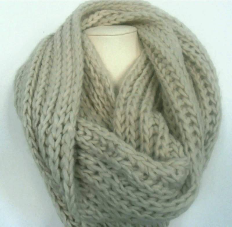 Hell Beige Strick Schal Aus Grobstrick Acrylwolle, Langer Bommel von AngelinaAccessories