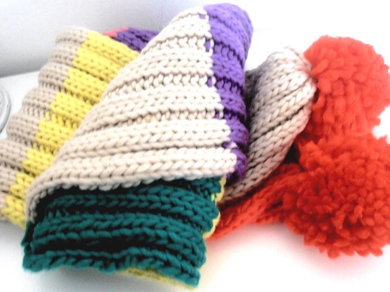 Gestrickter Pom Schal, Halswärmer Aus Mehrfarbigem Acrylgarn von AngelinaAccessories