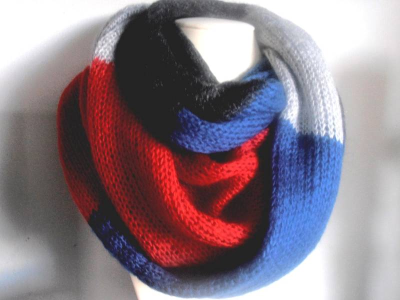 Gehäkelter Schlauchschal, Dreieckstuch, Winterschal von AngelinaAccessories