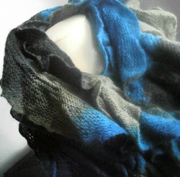 Ombre Strickschal Wollschal Mit Rüschen - Petrol Blau & Beige von AngelinaAccessories