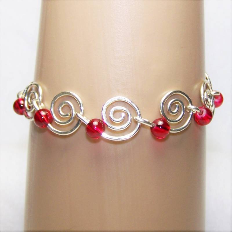 Rote Spiral Abstrakte Perlen Armband von AngelinaJosephines