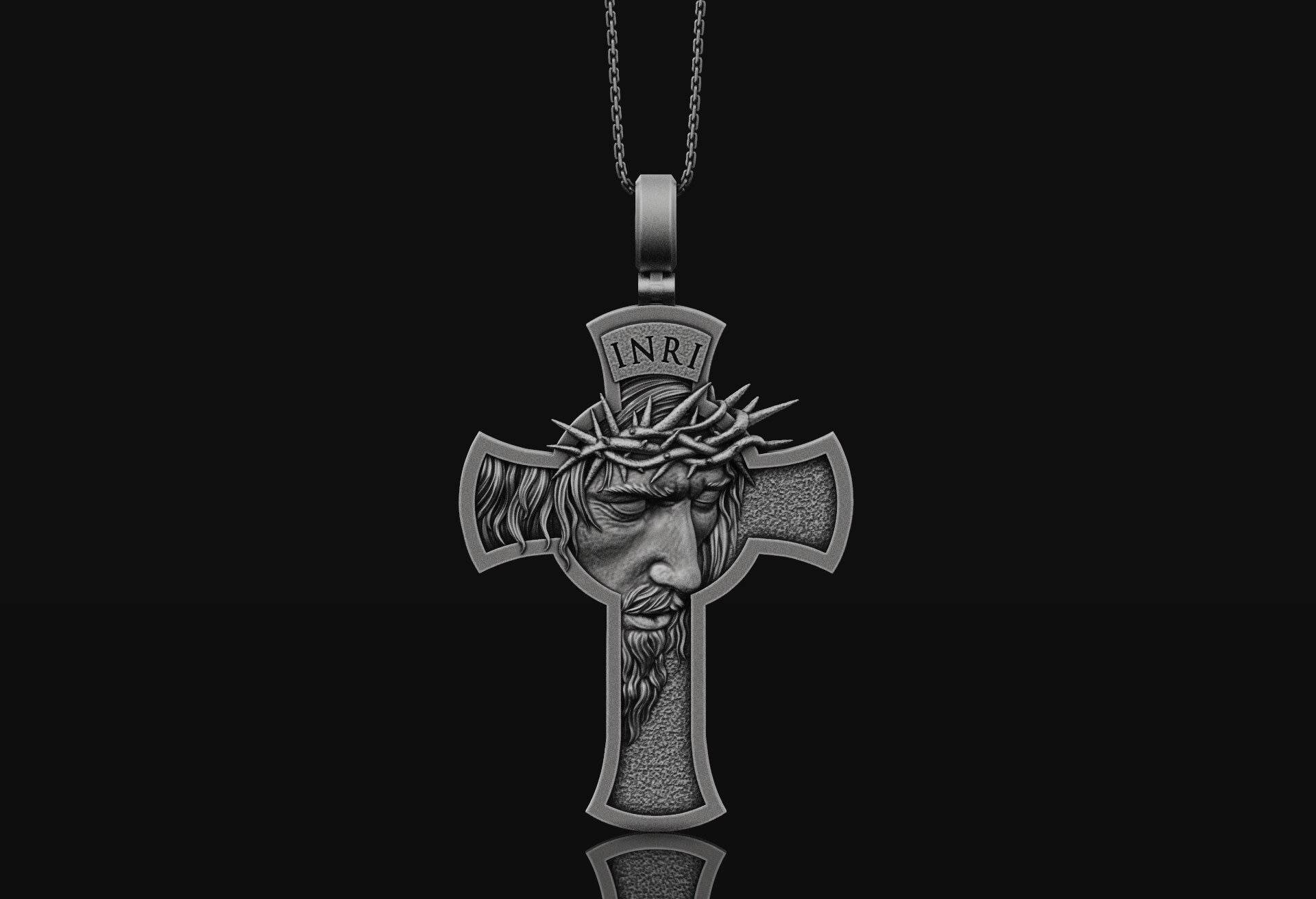 Jesus Kruzifix Halskette Christus Kreuz Anhänger Religiöse Herren Schmuck Silber Christian Geschenk Accessoire Oxidized Men Medaille von AngeliosJewelry