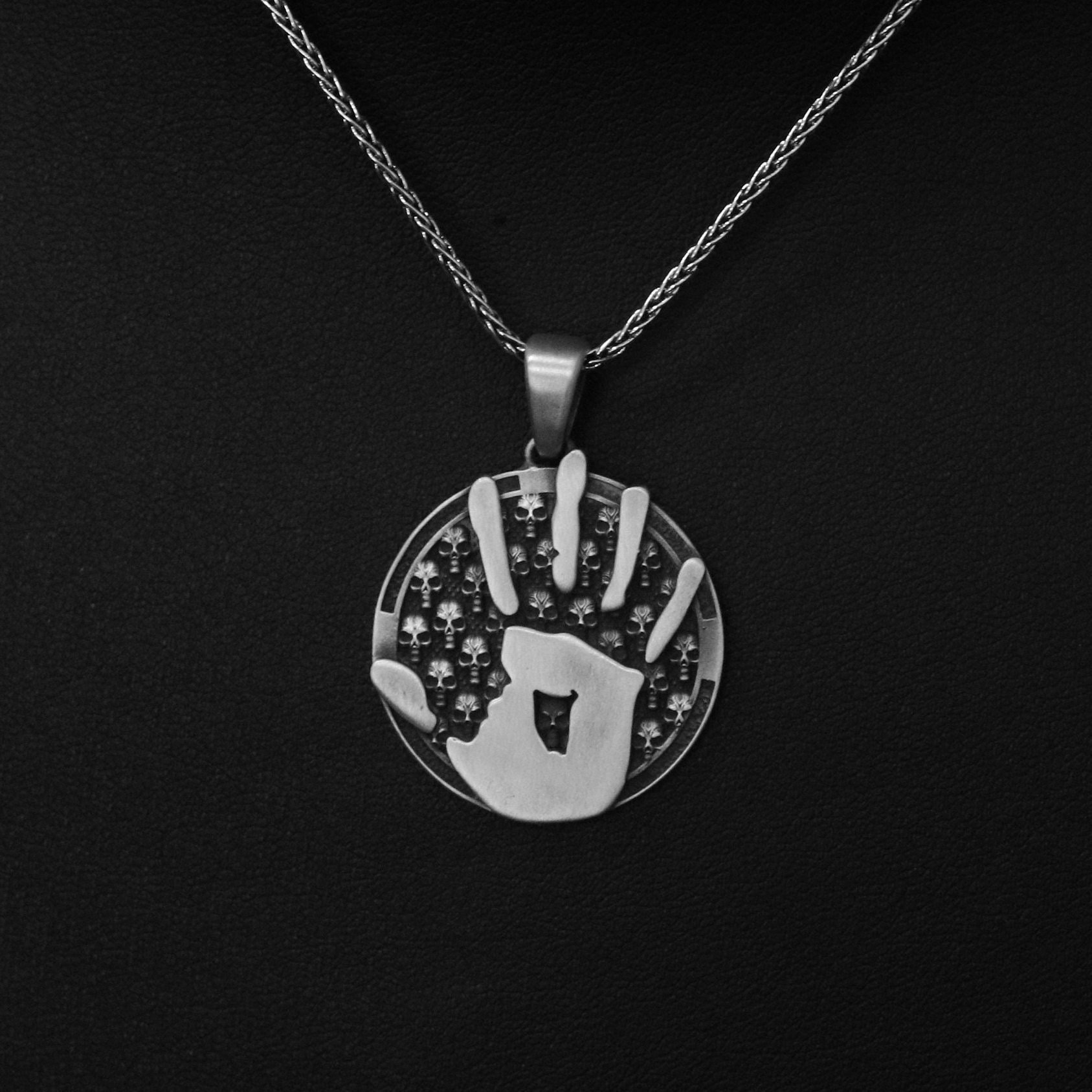 Skyrim Dark Brotherhood Anhänger We Know Thieves Gilde The Elder Spirals Geek Geschenk Schmuck Halskette Videospiel, Gamer, Erinnerungsgeschenk von AngeliosJewelry