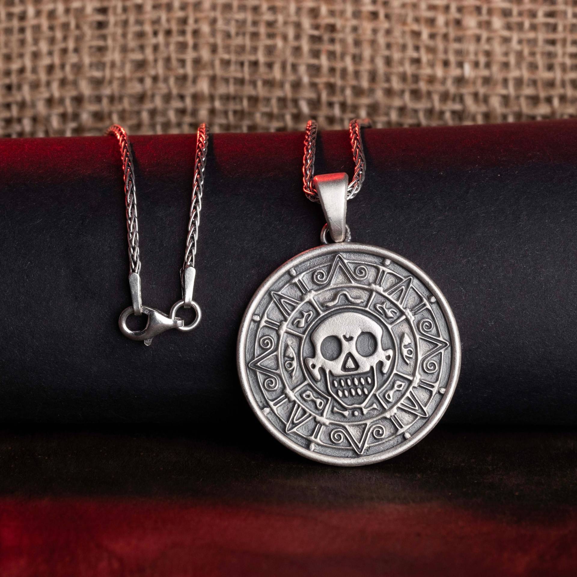 Verfluchte Azteken Münze Medaillon Fluch Der Karibik Anhänger Weihnachtsgeschenk Geschenke Für Sie, Ihn Männer & Frauen Halskette von AngeliosJewelry