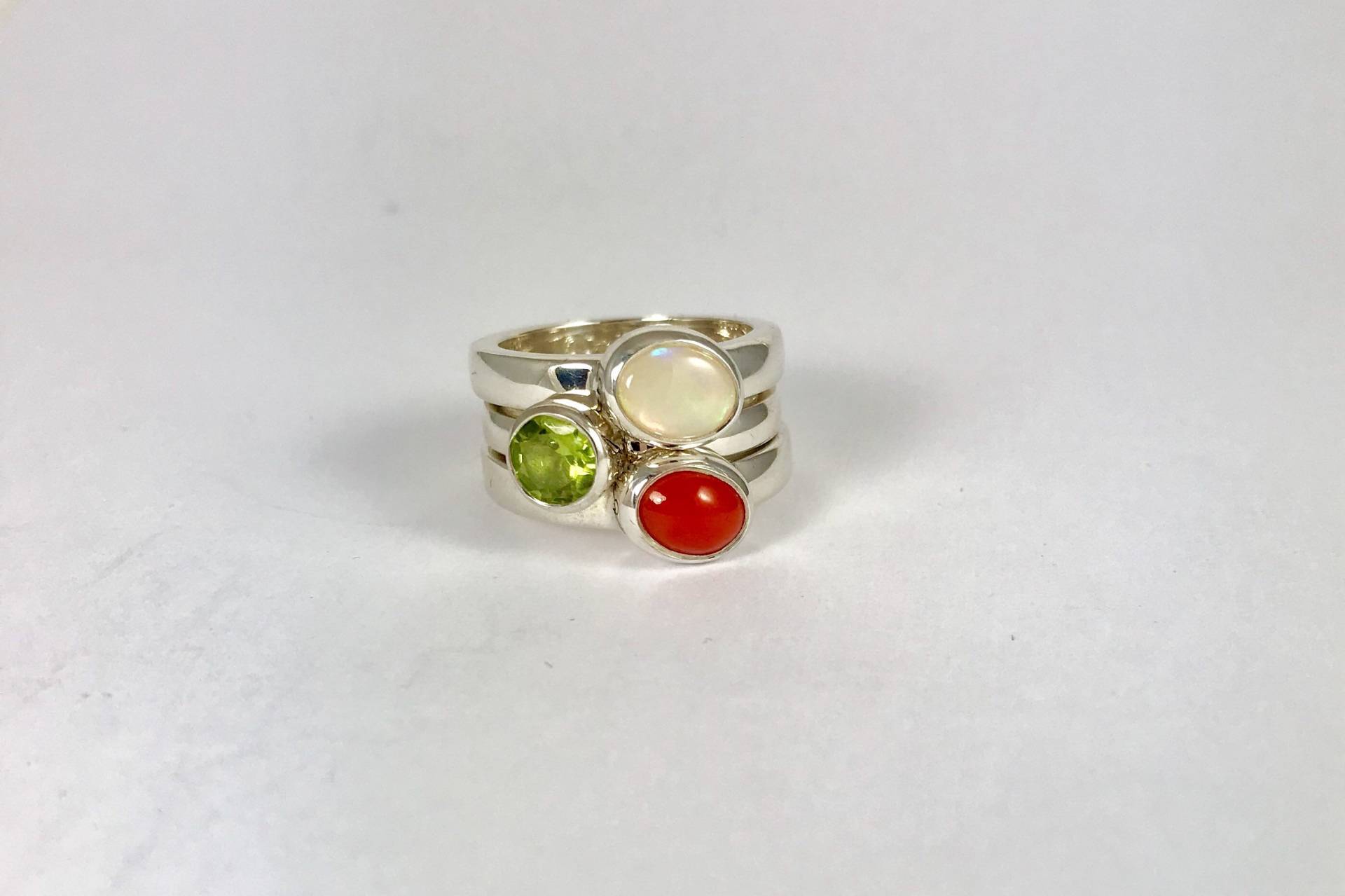 Silber 925 Gepunzt Stapeln Ringe Set Mit Halbedelsteinen, Mondstein, Peridot Und Koralle von Angeliquejewel