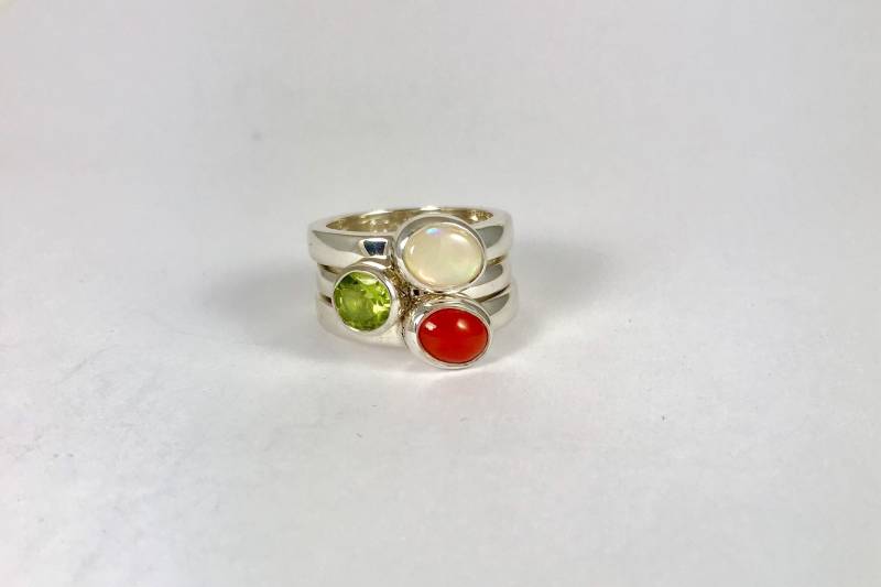 Silber 925 Gepunzt Stapeln Ringe Set Mit Halbedelsteinen, Mondstein, Peridot Und Koralle von Angeliquejewel