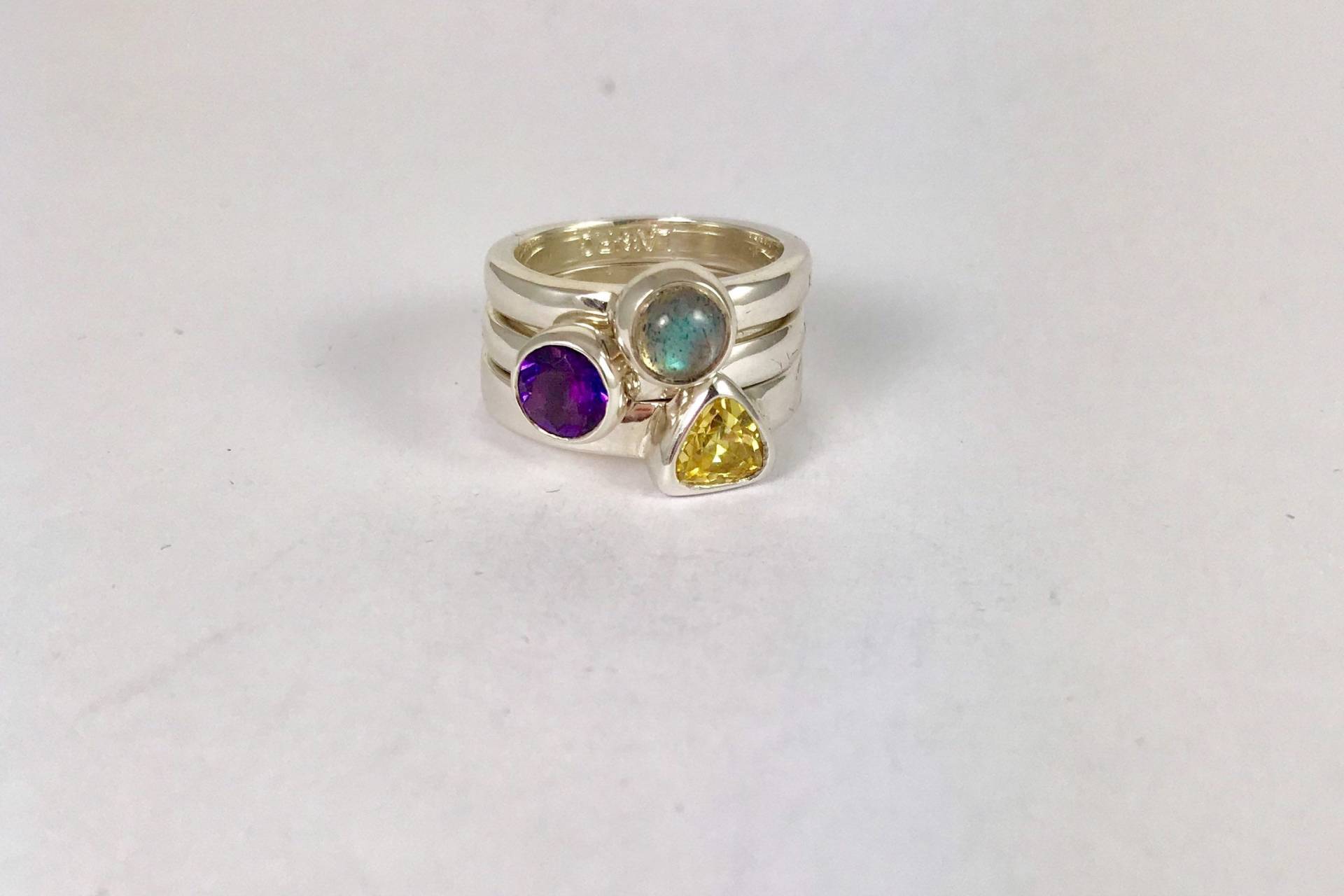 Silber 925 Gepunzten Stapelringe Set Mit Halbedelsteinen Labradorit, Amethyst Und Zitronenquarz von Angeliquejewel