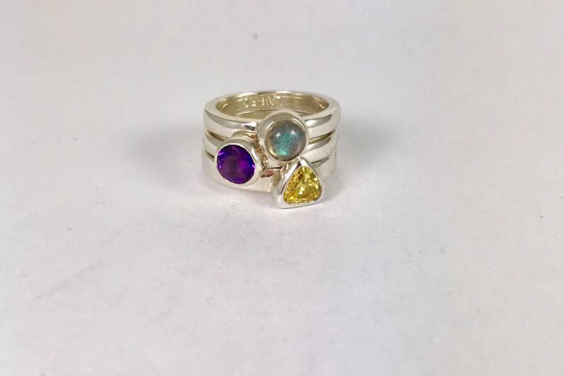 Silber 925 Gepunzten Stapelringe Set Mit Halbedelsteinen Labradorit, Amethyst Und Zitronenquarz von Angeliquejewel