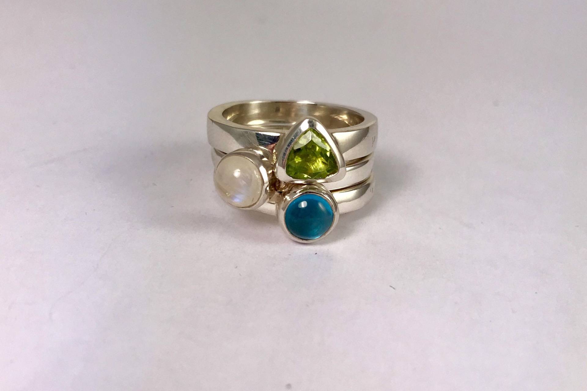 Silber 925 Gepunzten Stapelringe Set Mit Halbedelsteinen Peridot, Mondstein Und Blau Turmalin von Angeliquejewel