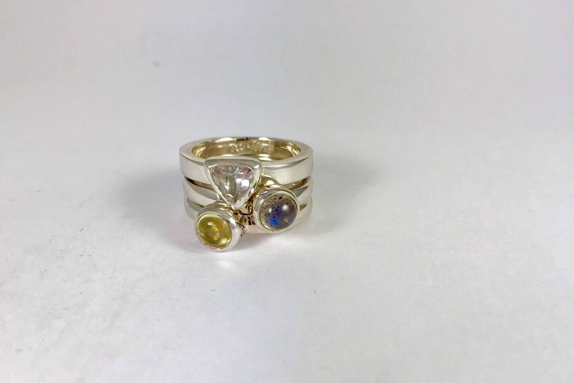 Silber 925 Gepunzten Stapelringe Set Mit Halbedelsteinen. Weißer Topas, Labradorit & Zitronenquarz von Angeliquejewel