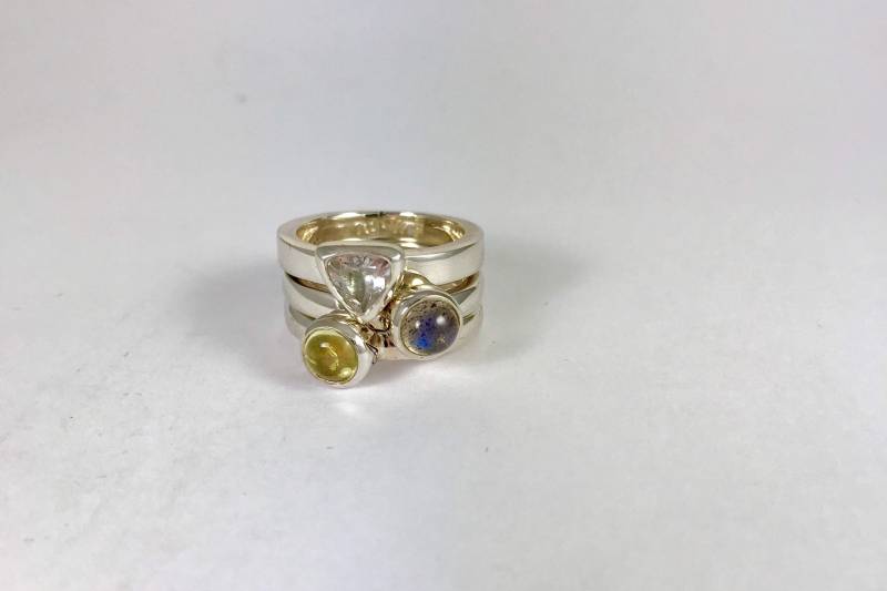 Silber 925 Gepunzten Stapelringe Set Mit Halbedelsteinen. Weißer Topas, Labradorit & Zitronenquarz von Angeliquejewel