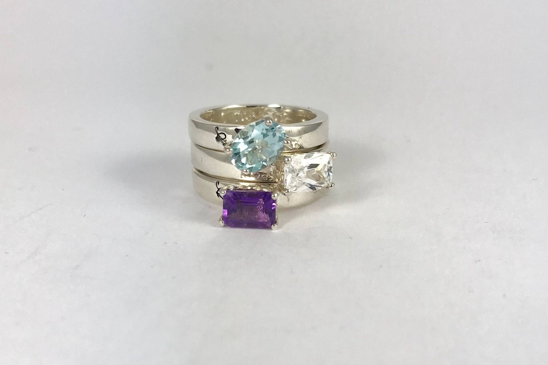 Silber 925 Stempelte Stapelringe Set Mit Ovalem Blautopas, Weißem Topas & Baguette Amethyst von Angeliquejewel