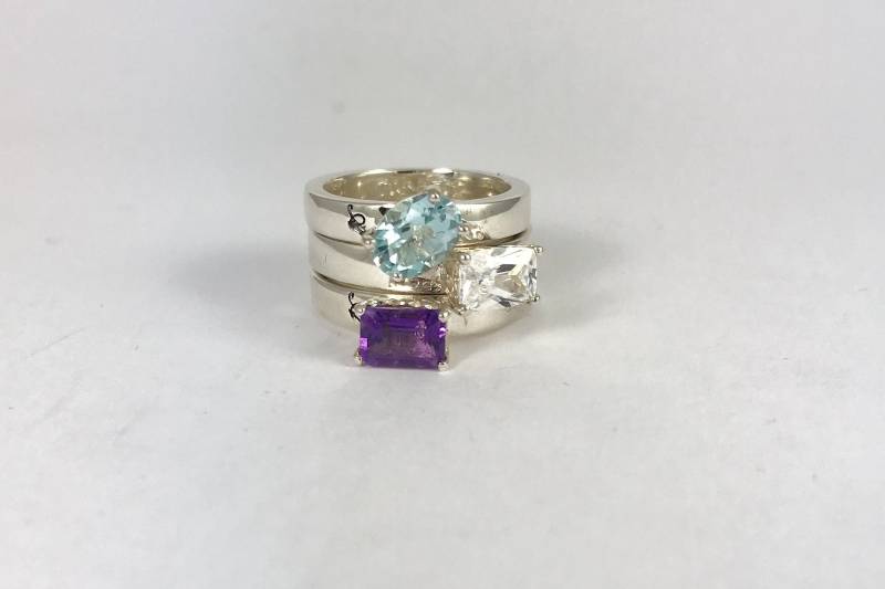 Silber 925 Stempelte Stapelringe Set Mit Ovalem Blautopas, Weißem Topas & Baguette Amethyst von Angeliquejewel