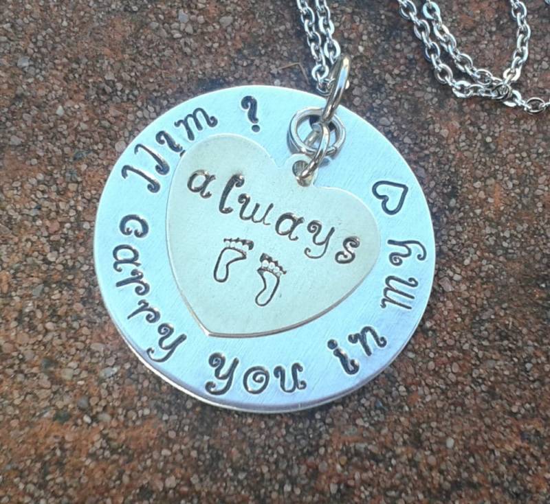 Ich Werde Sie in Meinem Herzen Tragen Zinn Messing Hand Gestempelt Halskette Fehlgeburt Säugling Baby Verlust Gedenkschmuck Schmuck Fußabdrücke von Angellesque