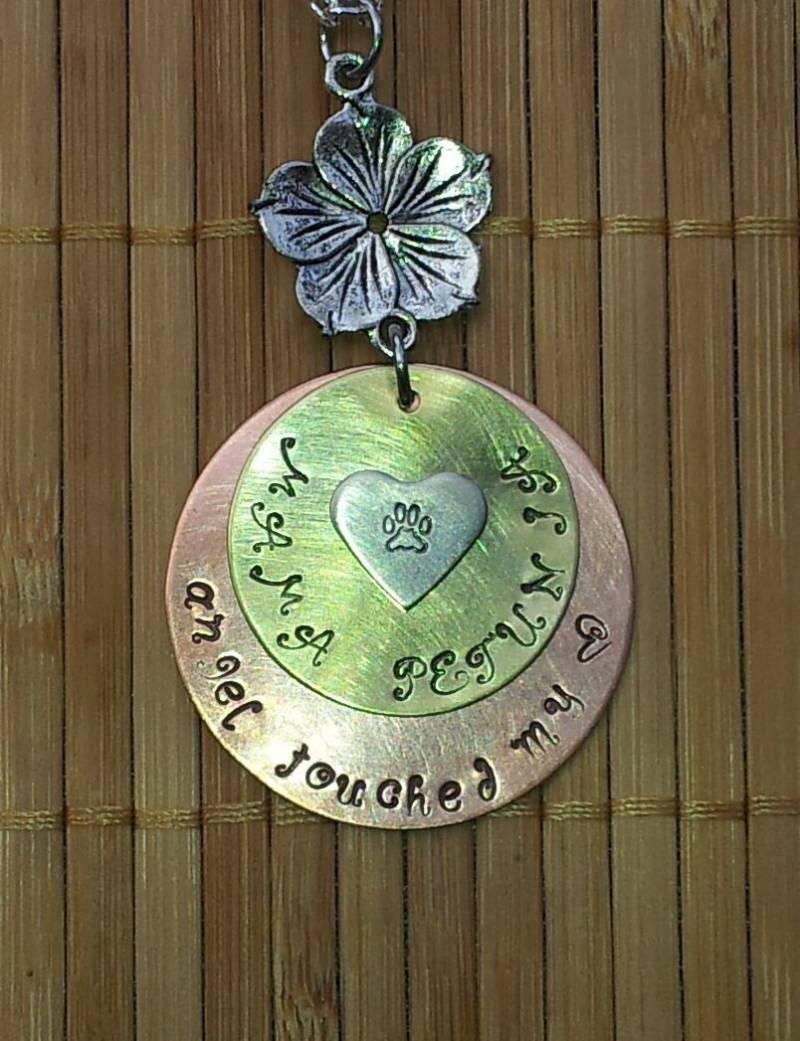 Mama Petunia Tribute Halskette Handgestempeltes Haustier-Denkmal von Angellesque