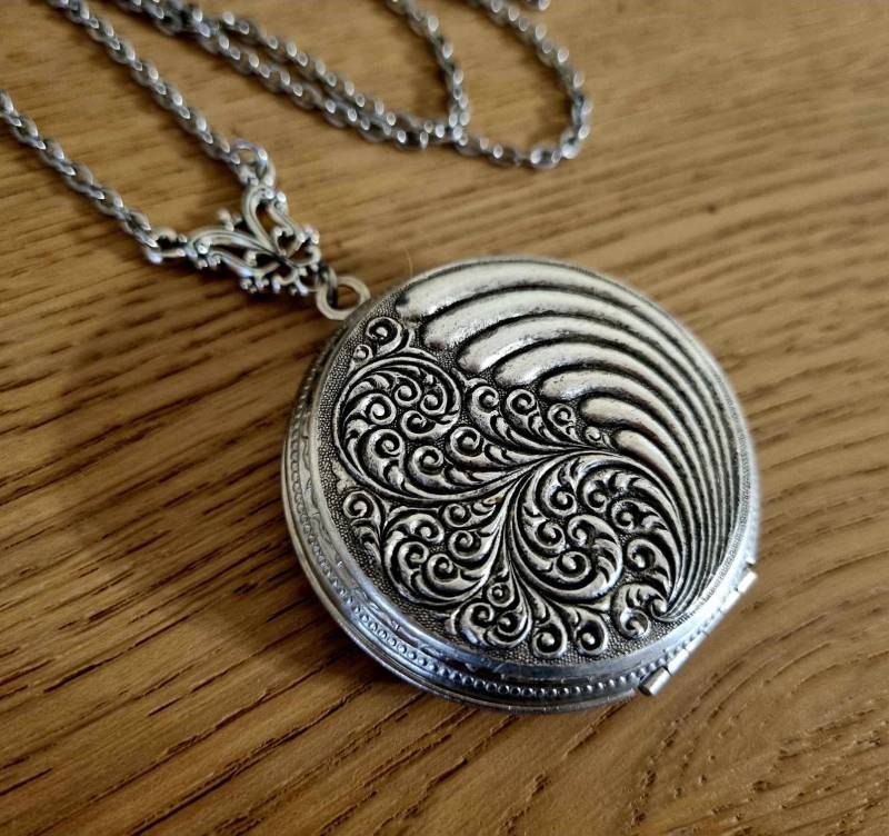 Oxidierte Silber Medaillon Halskette Sturmwind Wellen, Jugendstil von Angellesque