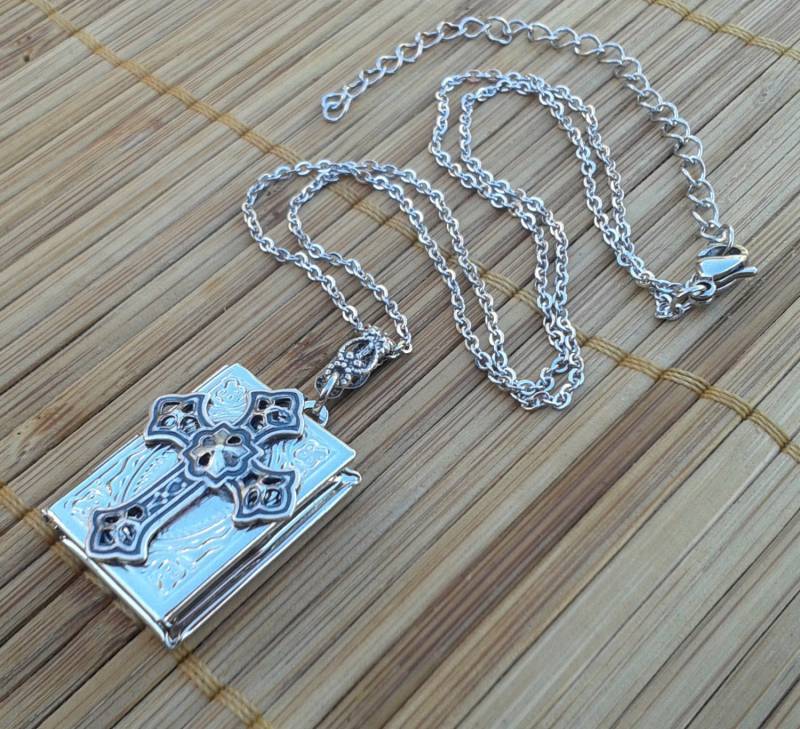 Silber Kreuz Buch Medaillon Religiöse Prayer Box Halskette von Angellesque