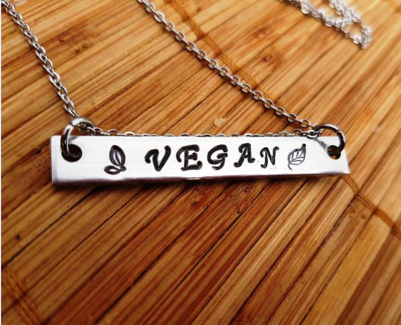 Vegan Bar Halskette Zinn Anhänger An Edelstahlkette von Angellesque