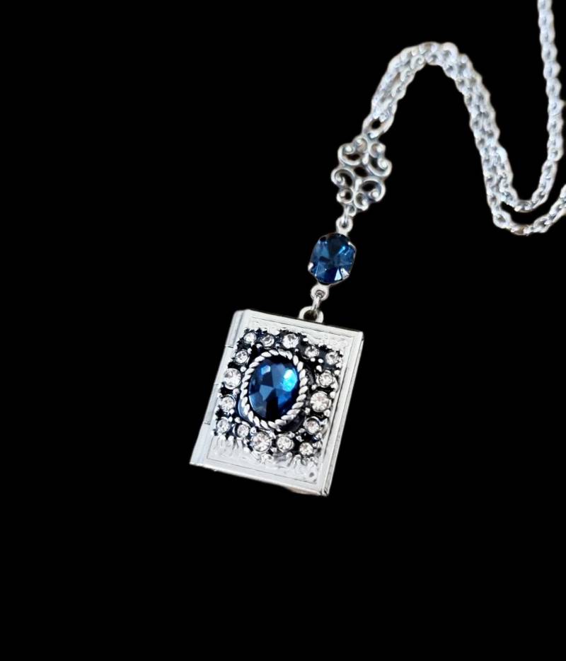 Vintage Style Buch Medaillon Halskette Montana Blue Sapphire, Kristall Prayer Box von Angellesque