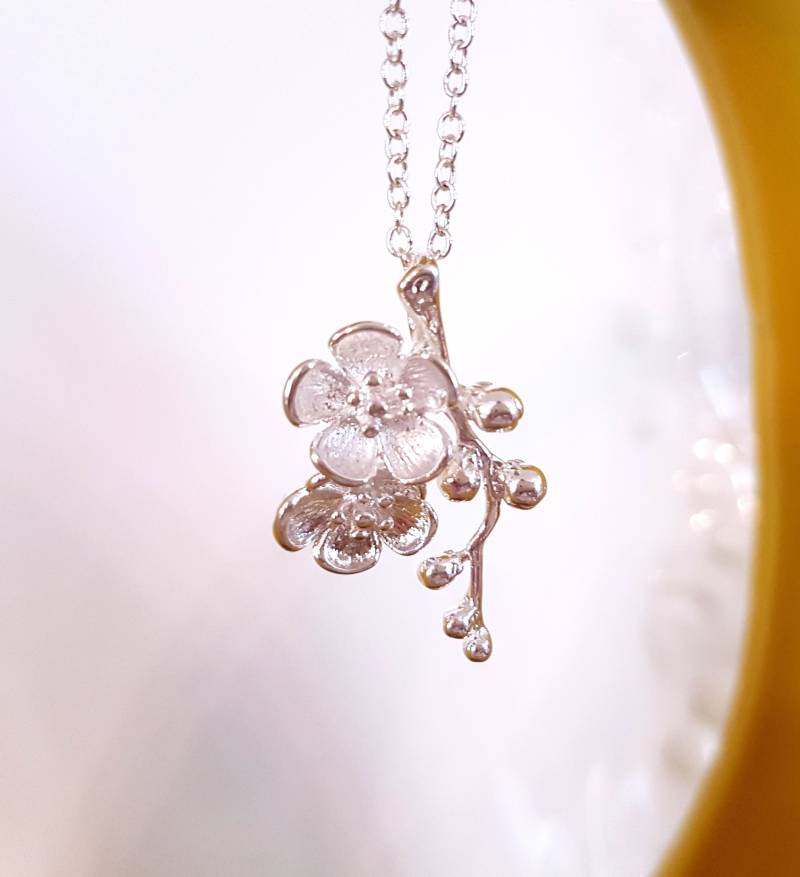 Zierliche Kirschblüten Kette Silberner Sakura Zweig Als Anhänger von Angellesque