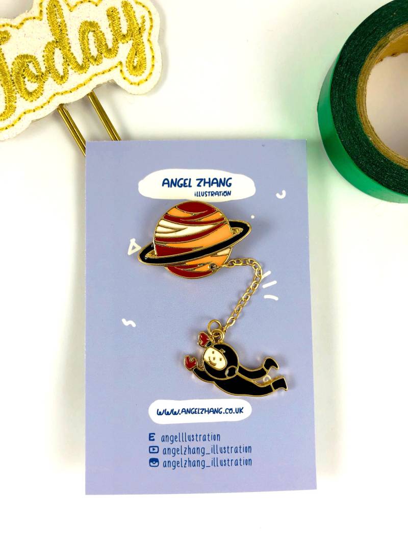 Süße Raum Astronaut Emaille Pin - Kawaii Süße Brosche Platz Mit Kette Star Planeten Süße Raum Astronaut Emaille Pin - Kawaii Süße Brosche Platz Mit Kette Star Planeten von Angellustration