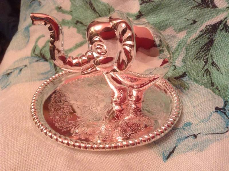 Elefant Ringhalter Schmuck Display Oval Tablett Silber Platte 3, 5" X 3" 2, 5" von AngelsAboundUs