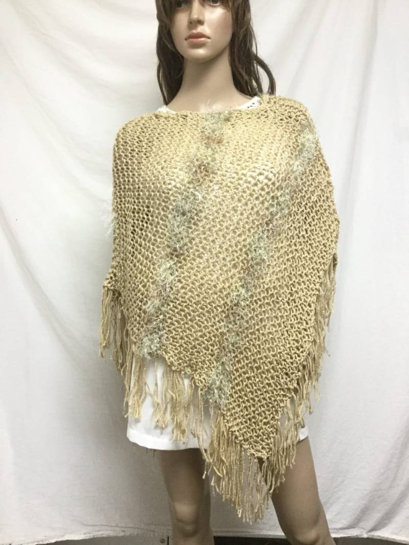 Gestrickter Poncho, Tan, Gewebt in Gold, Fransenponcho von AngelsAboundUs