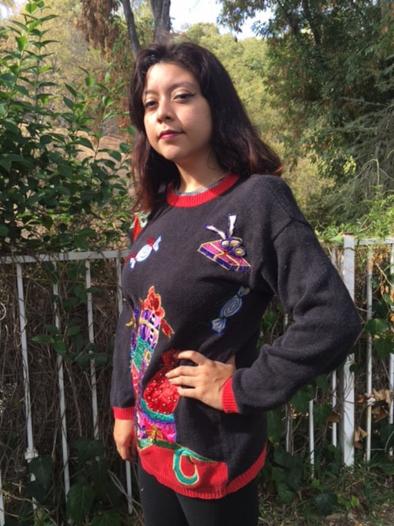 Hässlicher Weihnachtspullover, Strickpullover, Perlenpullover, Schwarz, Rot, Gold, Geschenke, Süßigkeiten, Größe 8 von AngelsAboundUs