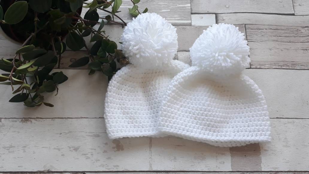 Baby Bommel Mütze, Babykleidung, Gestrickte Mütze. Winziges Baby, Neugeborenes Baby. Neue Babygeschenke Baby Bommel Mütze, Babykleidung, Gestrickte Mütze. Winziges Baby, Neugeborenes Baby. Neue Babygeschenke von AngelsAndLullabies
