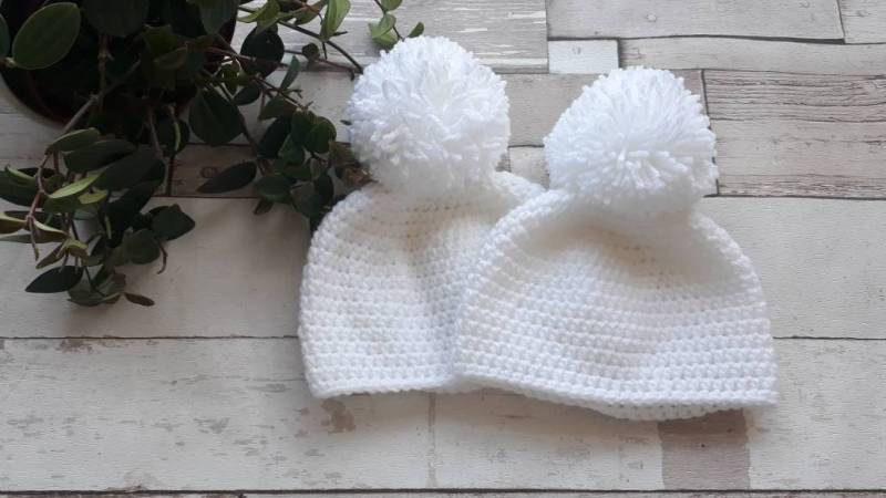 Baby Bommel Mütze, Babykleidung, Gestrickte Mütze. Winziges Baby, Neugeborenes Baby. Neue Babygeschenke von AngelsAndLullabies