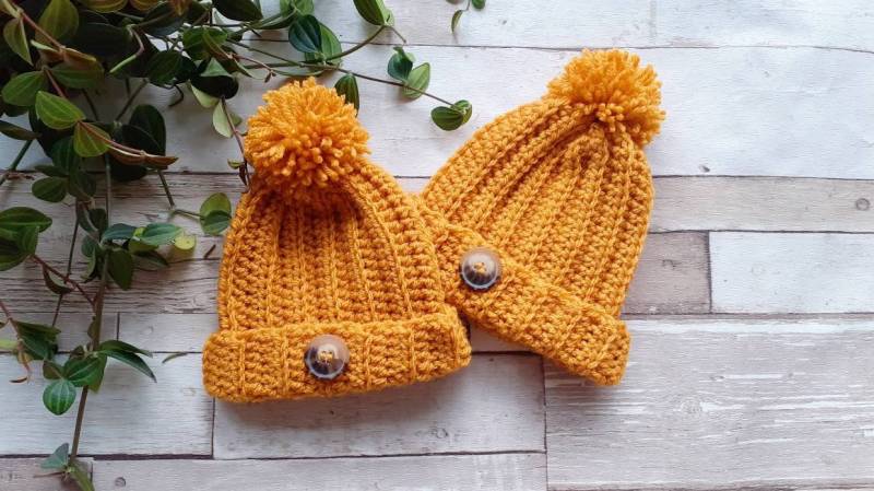 Baby Bommel Mütze in Senf. Neue Babygeschenke. Babymützen. Junge. Kleines Mädchen. Babytrage-Babykleidung von AngelsAndLullabies