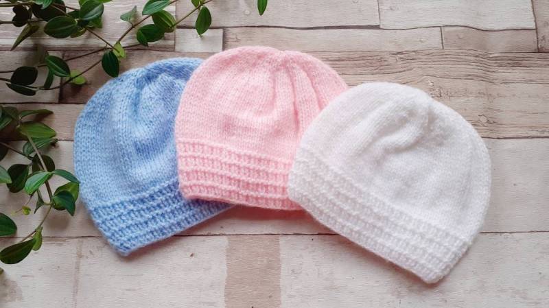 Neugeborenen Baby, 0-3 Monate Baby Weiss Rosa, Blau Unisex Gestrickte Mütze, Mütze Handgestrickt Babykleidung. Verschiedene Farben, Verkäufer Aus von AngelsAndLullabies