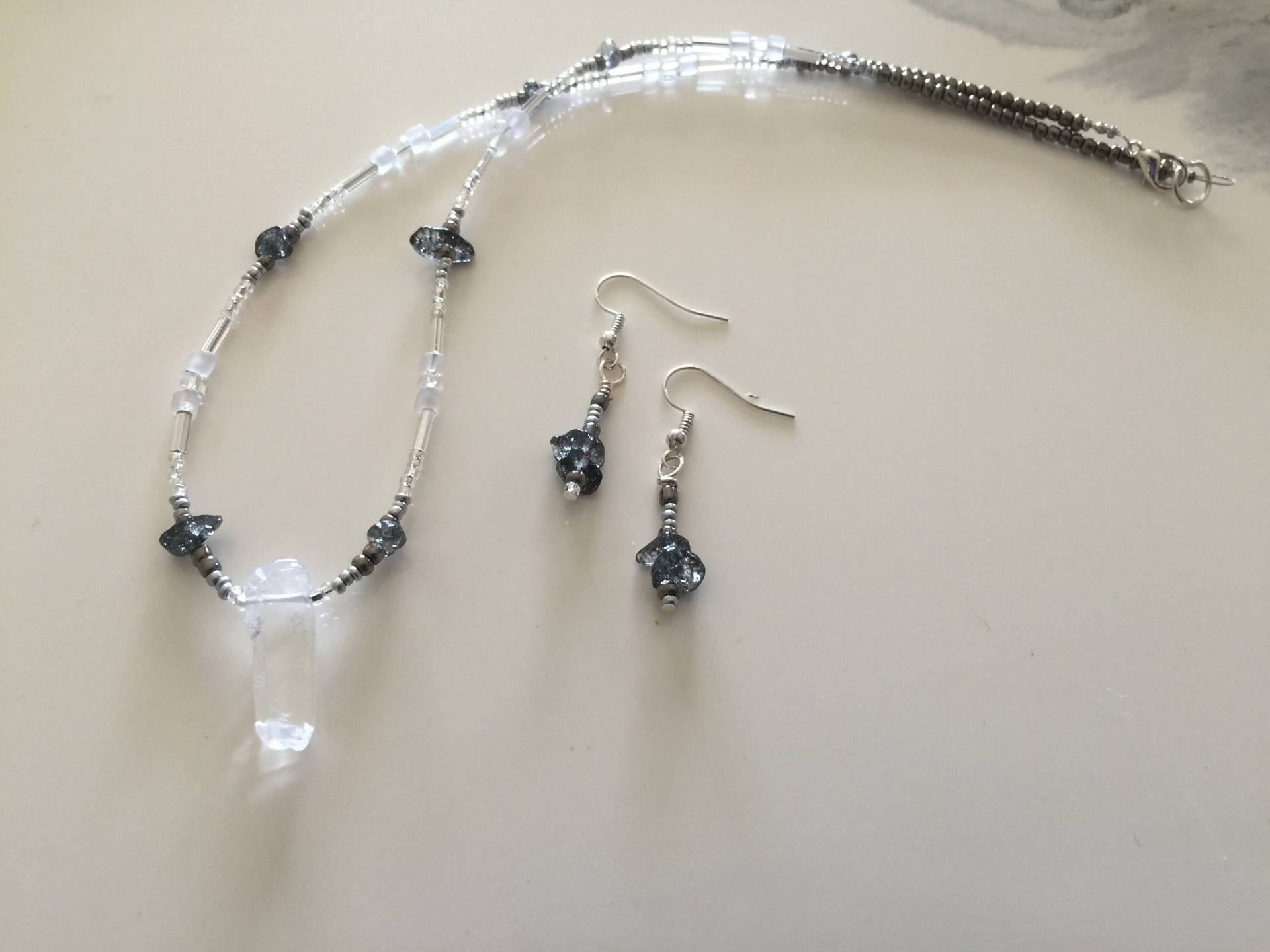 Kristall Quarz Anhänger Halskette Und Ohrring-Set Kristall Quarz Anhänger Halskette Und Ohrring-Set von AngelsByAmanda