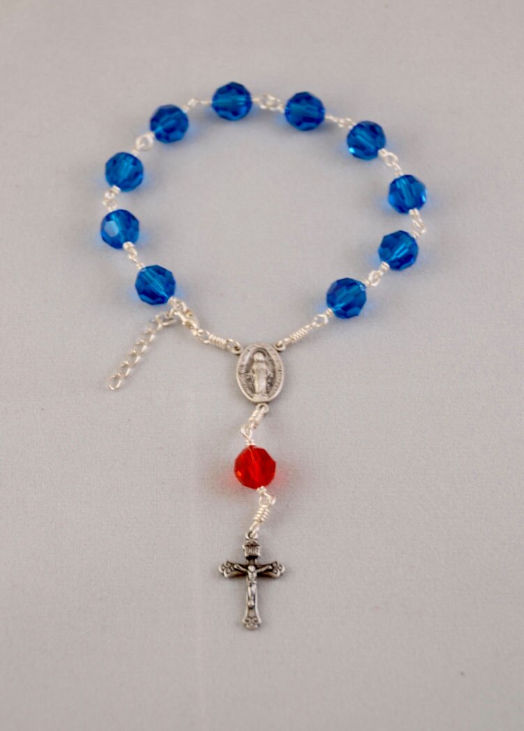 Capri Blau/Rot Swarovski 8mm Crystal Sterling Silber Verstellbar Wrapped Rosenkranz Armband #10B von AngelsTouchRosaries