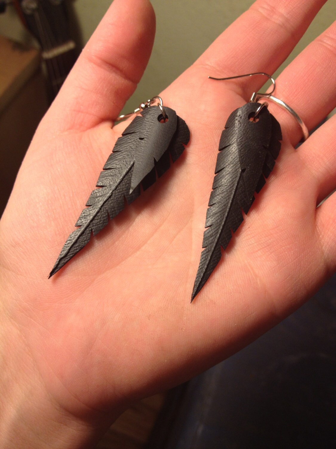 Gummi Feder Ohrringe - Hergestellt Aus Recycelten Fahrradschlauch von AngelutiJewelry