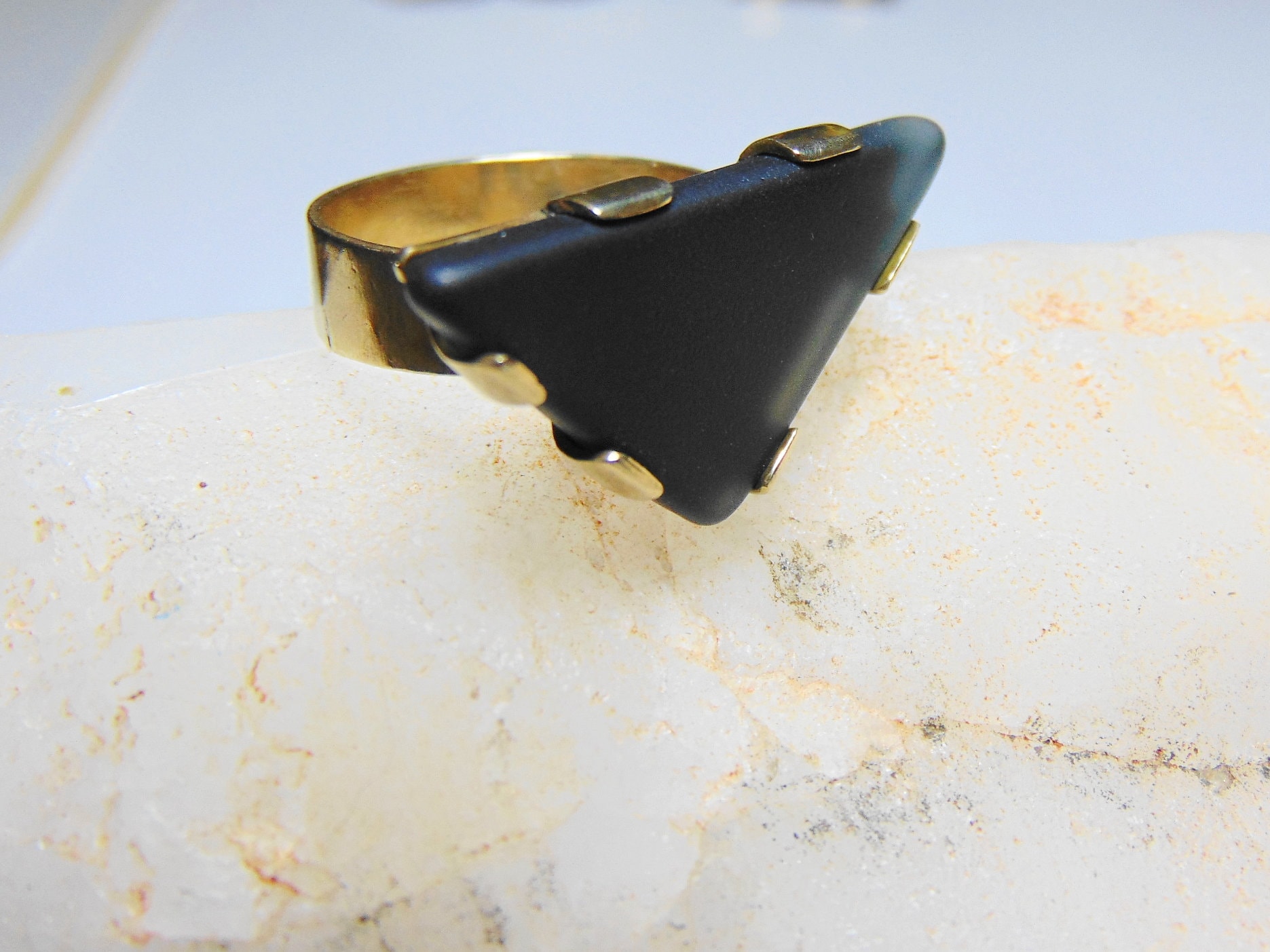 Recyceltes Glas Und Messing Dreieck Statement Ring von AngelutiJewelry