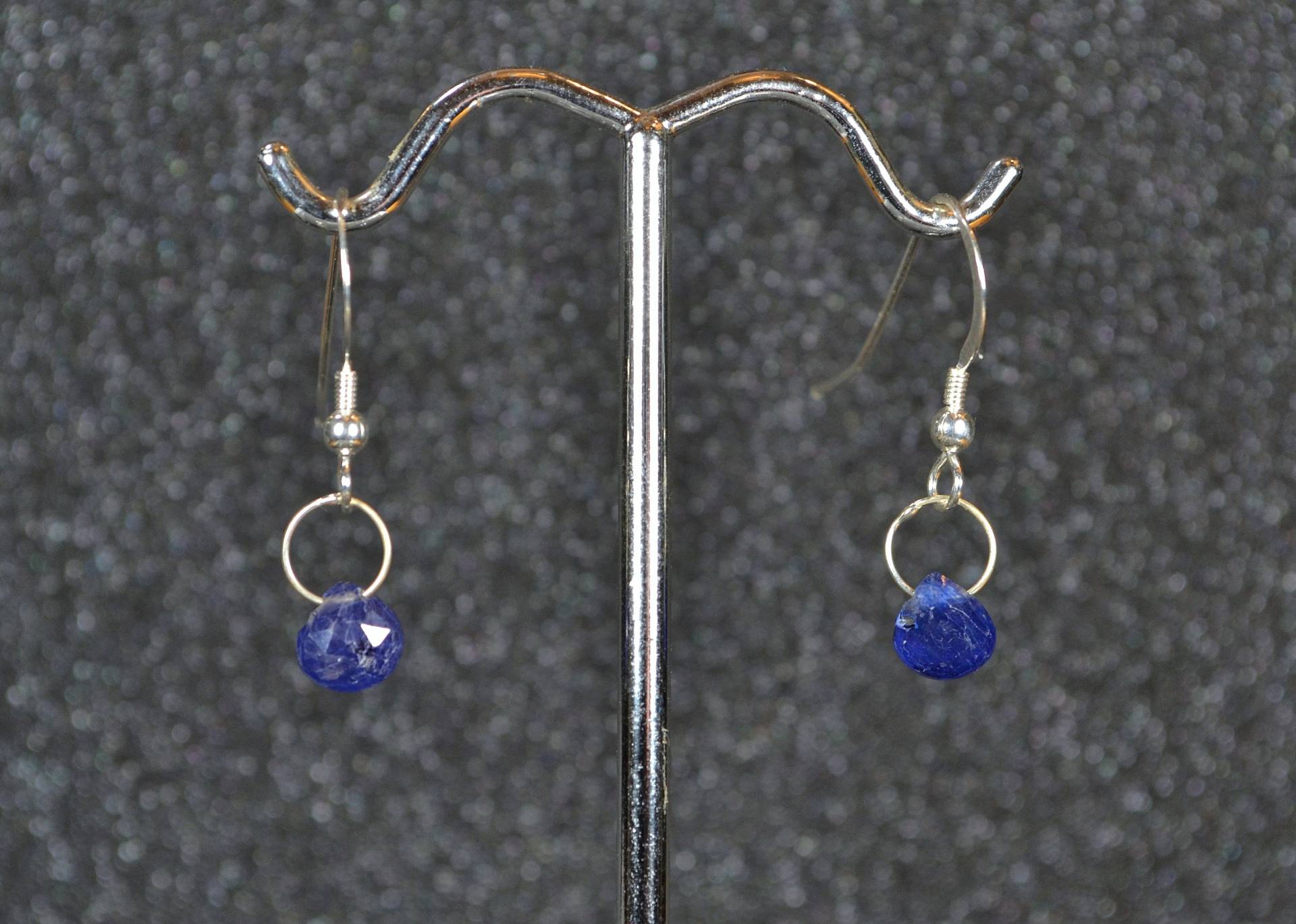 Echte Blaue Saphir Facettierte Briolette Ohrringe, Haken - Oder Lever Back, Sie Wählen Zierliche Minimale Einfache September Geburtssteine in Silber von AngelwearCreations