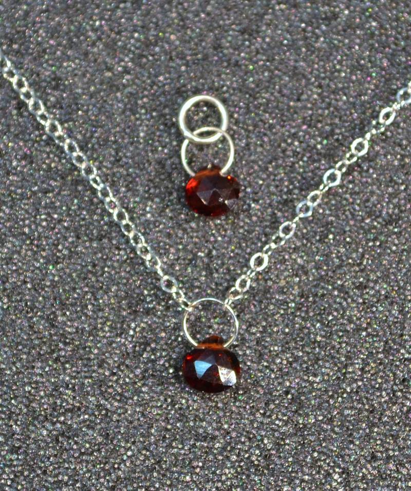 Echte Granat Facettierte Briolette Halskette Oder Anhänger, Wählen Sie Zierliche Minimale Einfache Schicht Rote Januar Geburtsstein in Sterling von AngelwearCreations