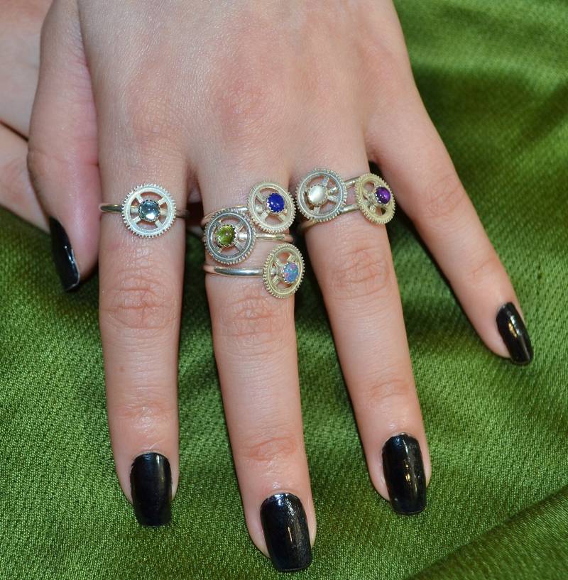 Gegossener Kleiner Offener Zahnrad Stapelring - Wähle Einen Edelstein Steampunk Inspirierter Silberring Mit Einem Winzigen 4 Armigen Zahnrad, Das von AngelwearCreations