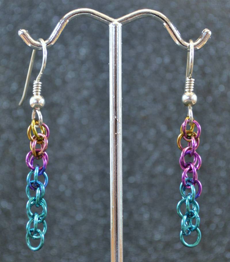 Rainbow Ombre Niobium Seil Ketten Ohrringe - Schimmernde Irisierende Regenbogenfarben, Silberdrähte, Nicht Überzogen, Kein Nickel Und Hypoallergen von AngelwearCreations