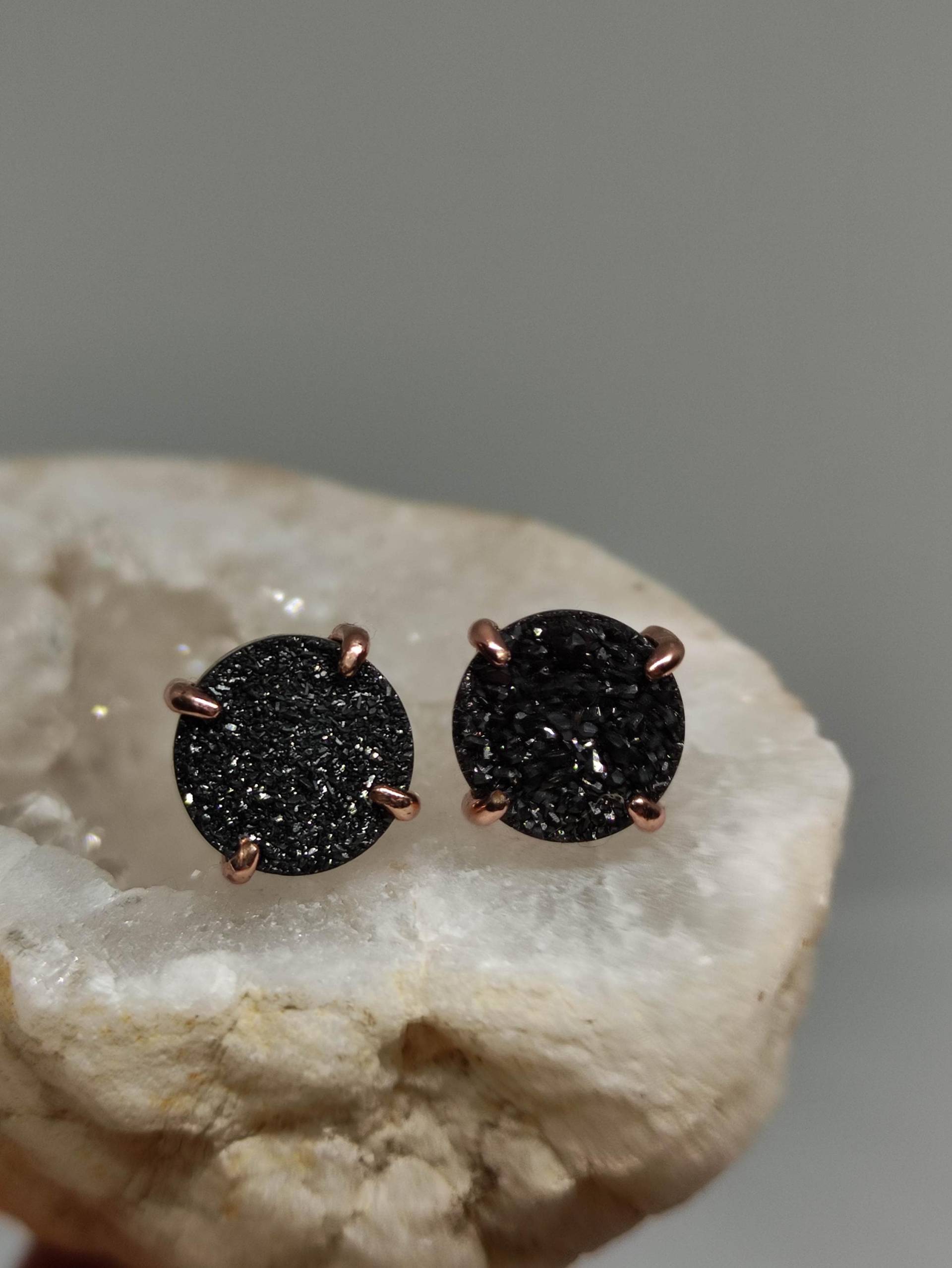 Schwarze Druzy Ohrringe, Titan Teenager-Mädchen Geschenke, Rohstein Abschlussball Herbst Ohrstecker Schwarze Druzy Ohrringe, Titan Teenager-Mädchen Geschenke, Rohstein Abschlussball Herbst Ohrstecker von Angewelsarte