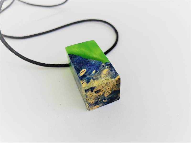 Halskette Esche Maser Stabilisiert Mit Blauen Acryl von AngiWoodDesign