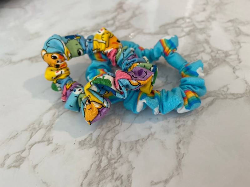 Glücksbärchis & Regenbogen Skinny Scrunchie Set | Mini Scrunchies von AngieCraftsChannel
